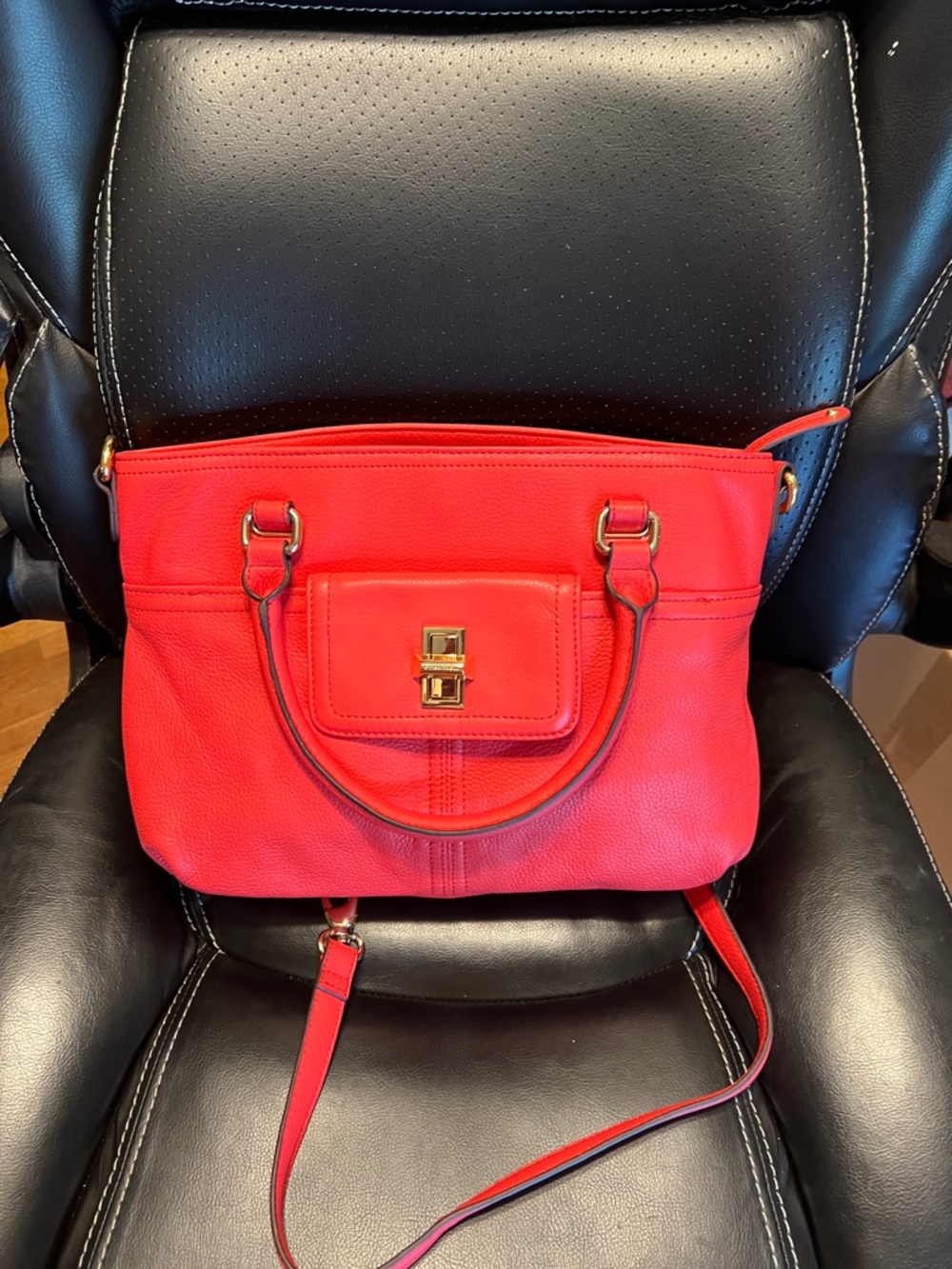 Tignanebllo 
Pink Leather Shoulder Bag with Gold Turn-Lock very good condition